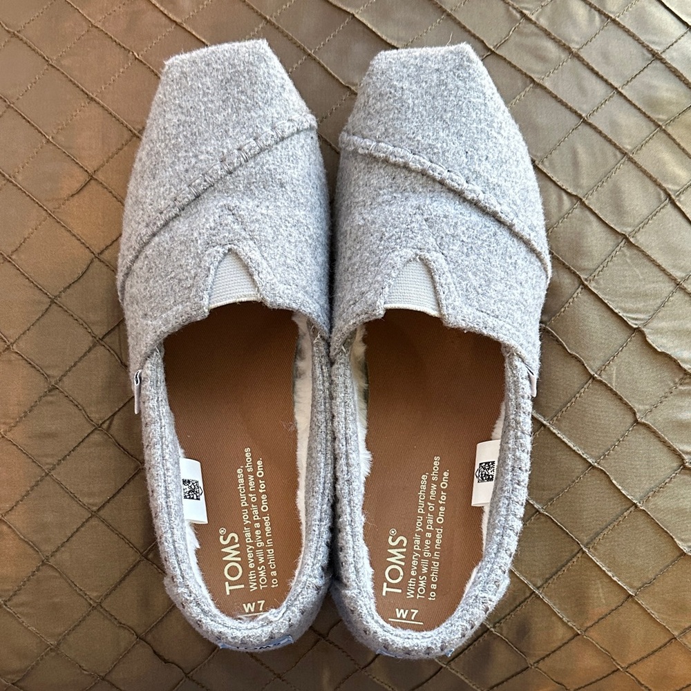 Tom’s Sherpa Lined 7W Gray Flannel Shoes. Great Condition!